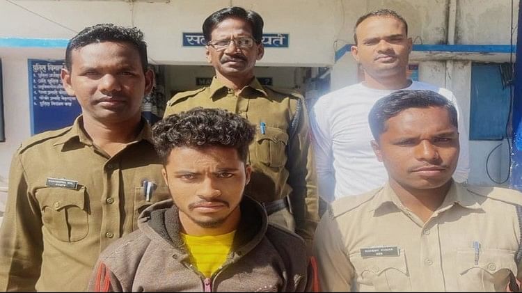 पुलिस की गिरफ्त में आरोपी