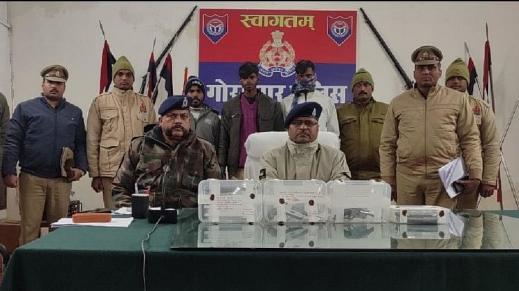 पुलिस की गिरफ्त में आरोपी।