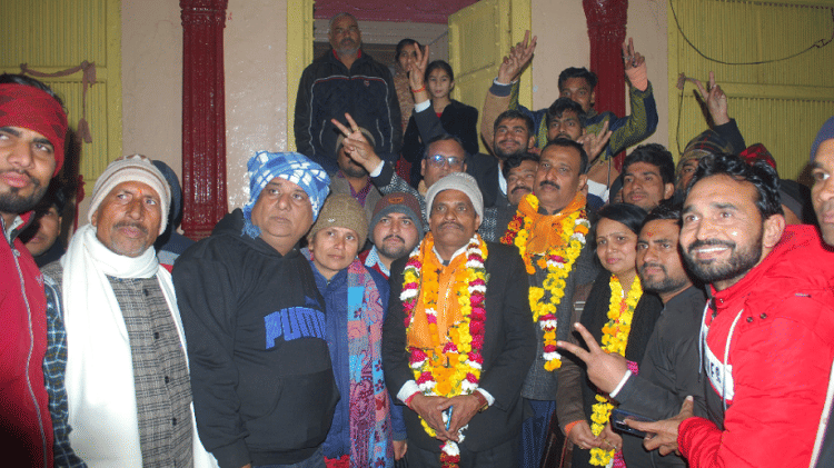 हाथरस डिस्ट्रिक्ट बार एसोसिएशन केे अध्यक्ष अजय भारद्वाज, सचिव पवन शर्मा, कोषाध्यक्ष ममता कौशिक