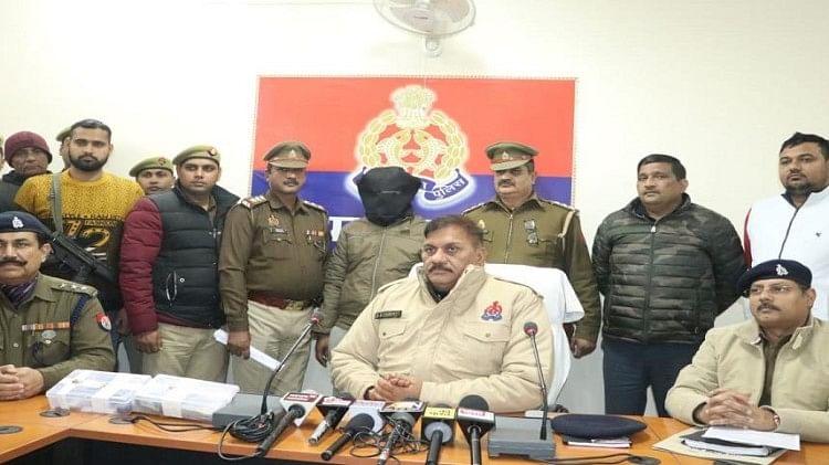 लूट में पकड़ा गया बदमाश, साथ में पुलिस अधिकारी