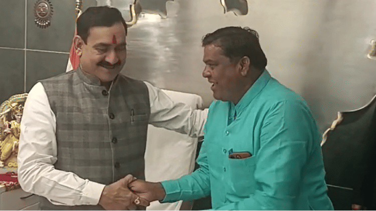 MP News: हाईकोर्ट से राहत मिलते ही गृहमंत्री से मिले कांग्रेस विधायक, बोले- आपकी कृपा से ही संभव हुआ है MP News: हाईकोर्ट से राहत मिलते ही गृहमंत्री से मिले कांग्रेस विधायक, बोले- आपकी कृपा से ही संभव हुआ है