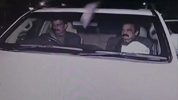 Pakistan:पाकिस्तान के गृहमंत्री के ऊपर फेंके गए जूते, पंजाब विधानसभा के बाहर हुआ हमला, देखें Video – Pakistan Home Minister Rana Sanaullah Attacked With Shoes Outside Punjab Assembly