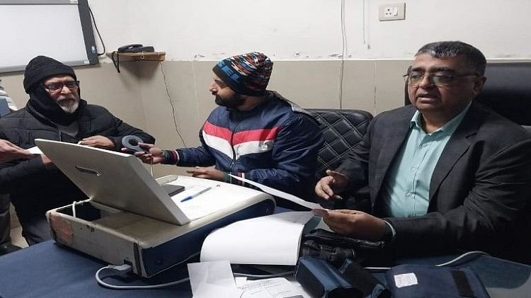 AMU: मेडीकल कालिज में हुई 150 रोगियों में लगे पेसमेकर की निशुल्क जांच, छह महीने बाद फिर लगेगा कैम्प पेसमेकर की जांच करते डाॅक्टर