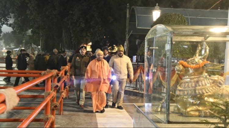 सीएम योगी निरीक्षण करते हुए।