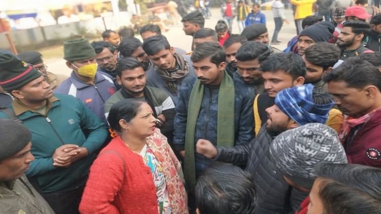 प्रदर्शन कर रहे छात्रों को समझाते चीफ प्रॉक्टर प्रो. अमिता सिंह