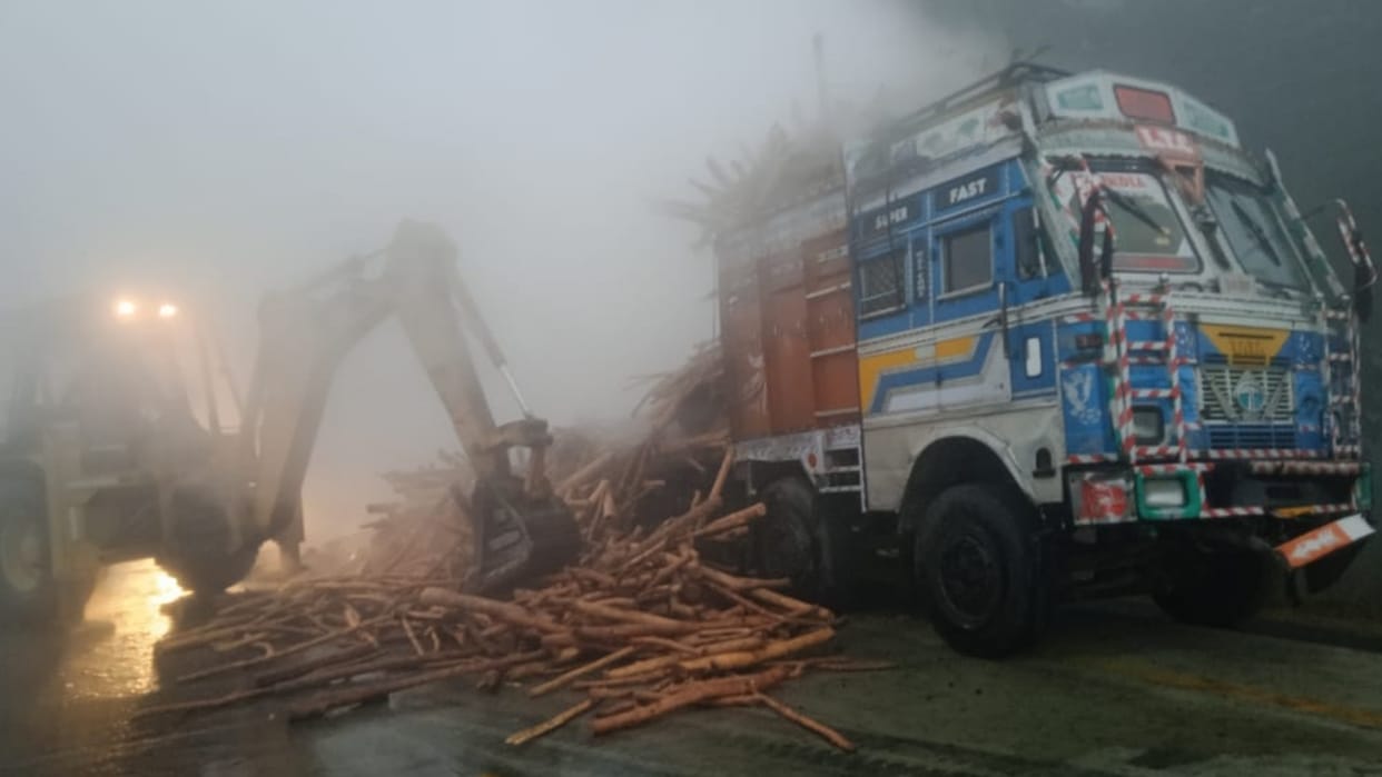 A truck catches fire in lonikatra thana in barabanki.