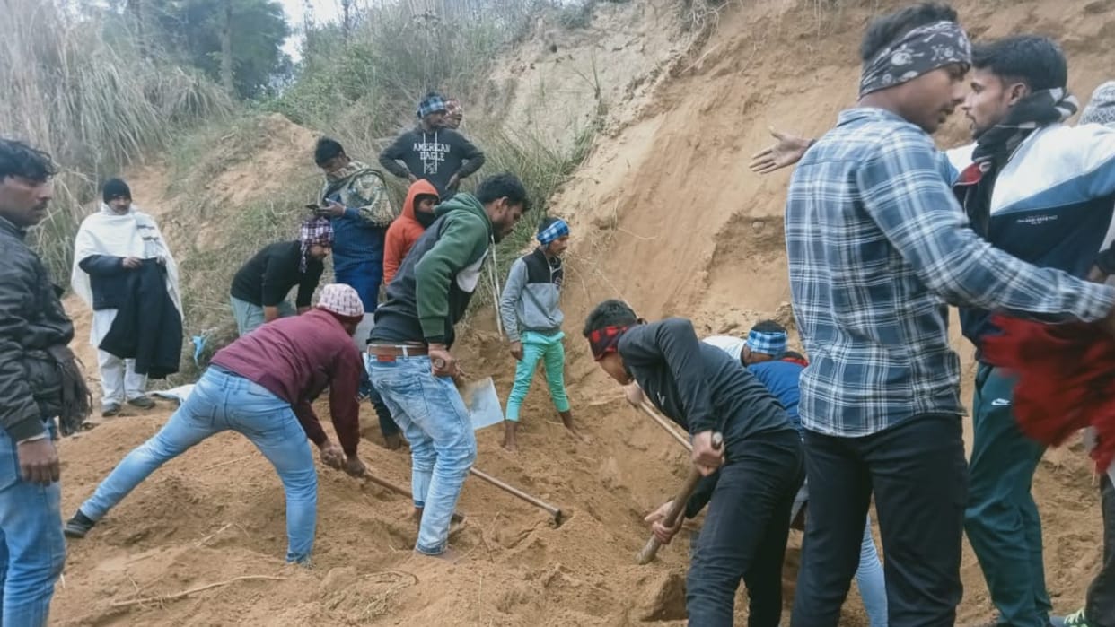 Bulandshahr one woman died under heap of soil during soil digging many injured