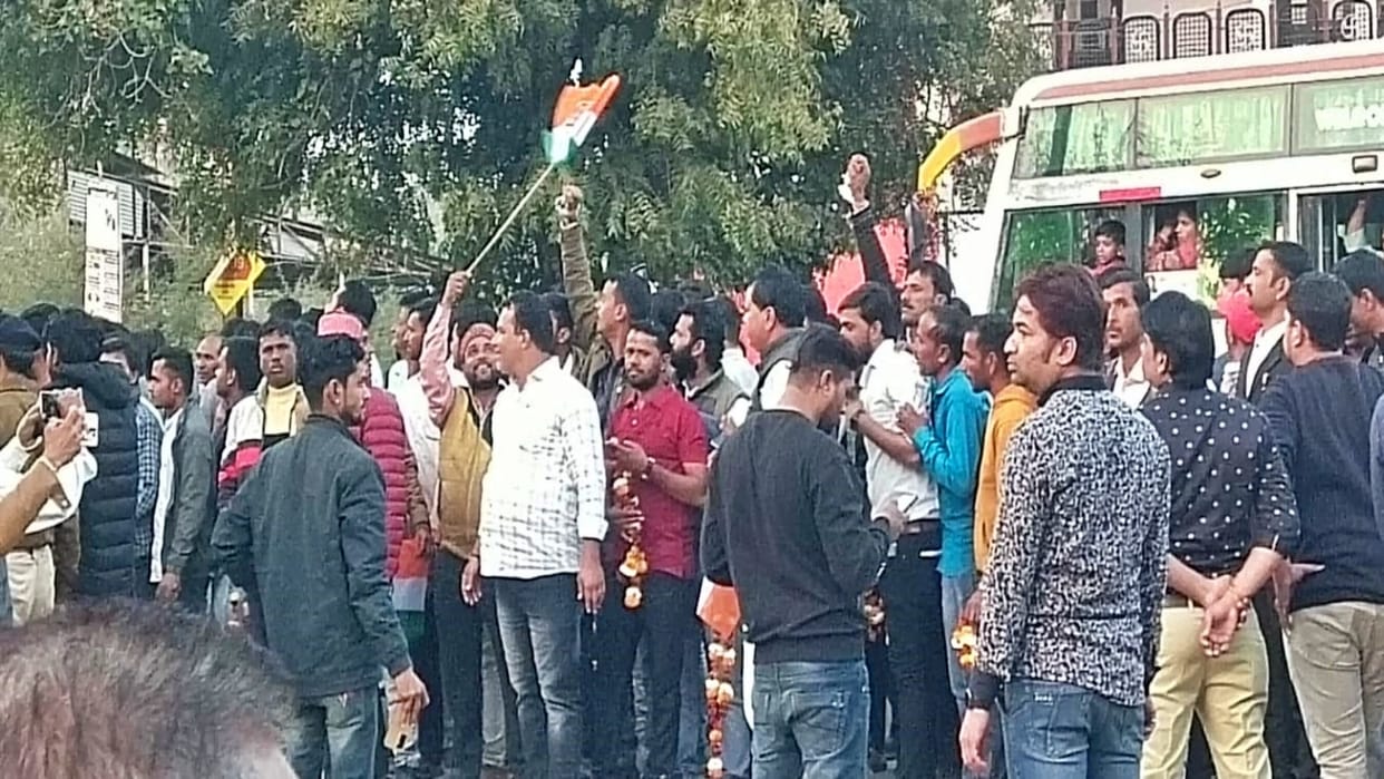 Ratlam Police brought MLA Manoj Chawla on remand on charges of fertilizer loot Congress workers welcomed