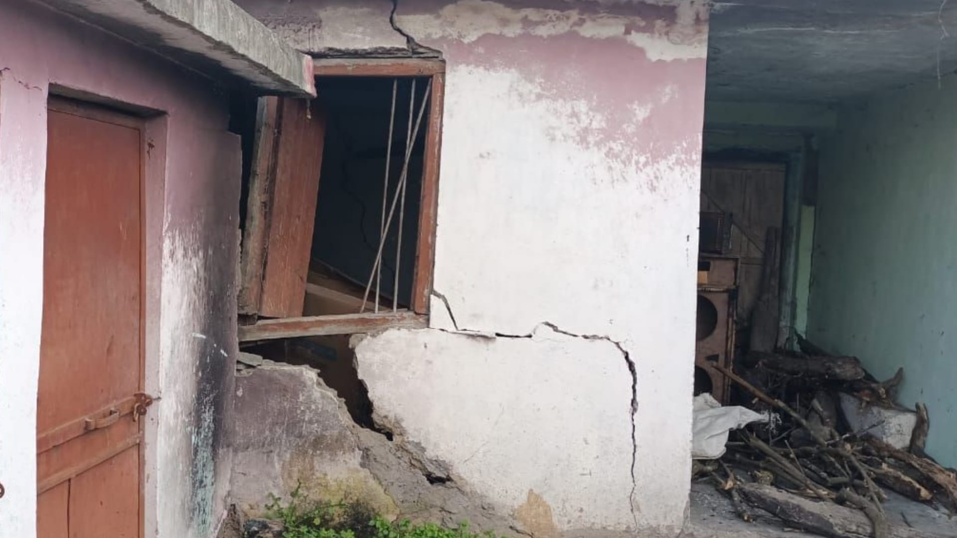 Joshimath Sinking Cracks in many houses in Tehri Uttarakhand ground sinking in Guptkashi as well Read more