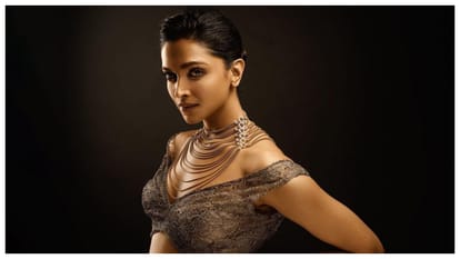 Deepika Padukone gets snapped at Mumbai airport Pathaan Actress asks paparazzi Trailer dekha ki nahi