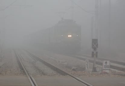फोटो 29  मंगलवार को छाई धुंध से गुजरती ट्रेन।