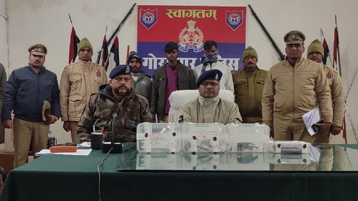 By ordering arms from Ujjain being sold three arrested