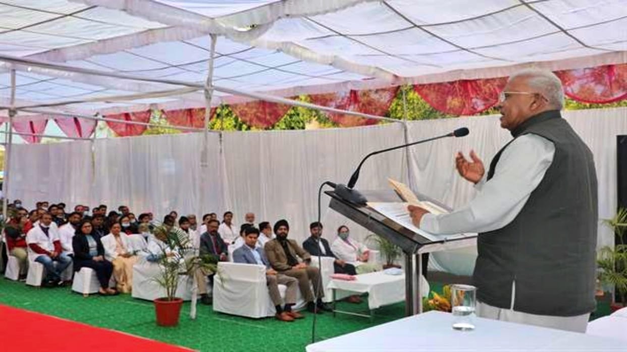 Governor Mangubhai Patel advice to cancer victims take nutritious food regularly along with medicines