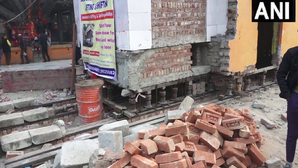 150-year-old Hanuman temple is being shifted from Highway with the help of jack in Shahjahanpur