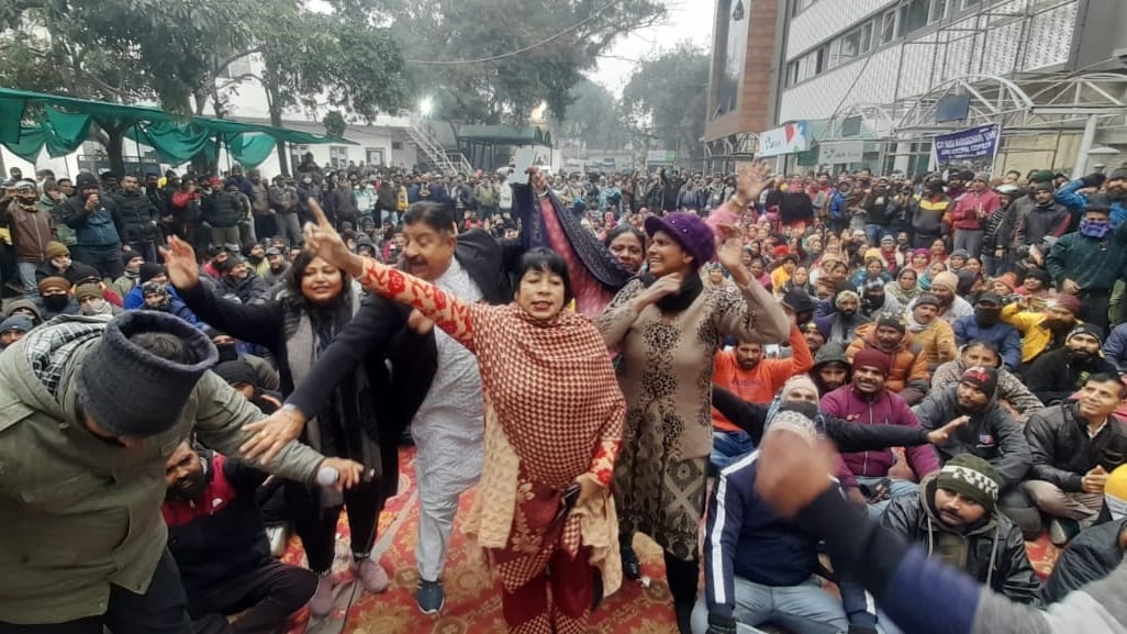 Jammu: Sanitation workers strike continues for demands, garbage not picked up from the city