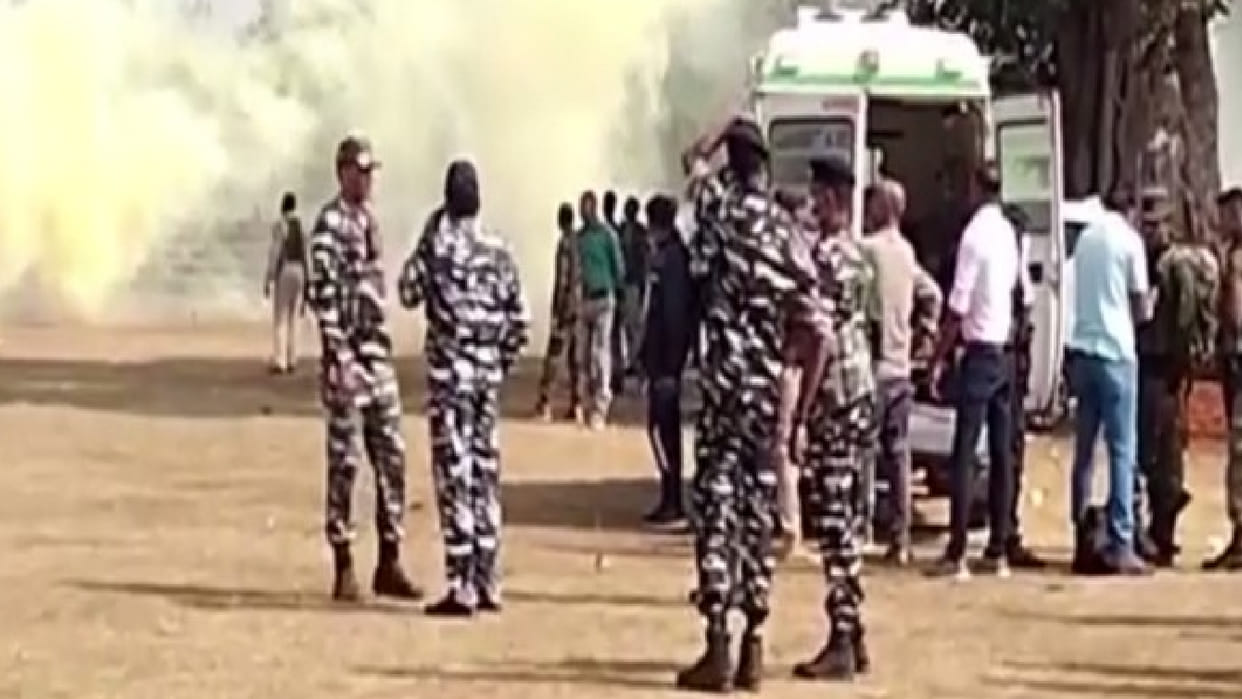 Jharkhand Chaibasa Many CRPF jawans injured in IED blast during encounter with naxals Latest News Update