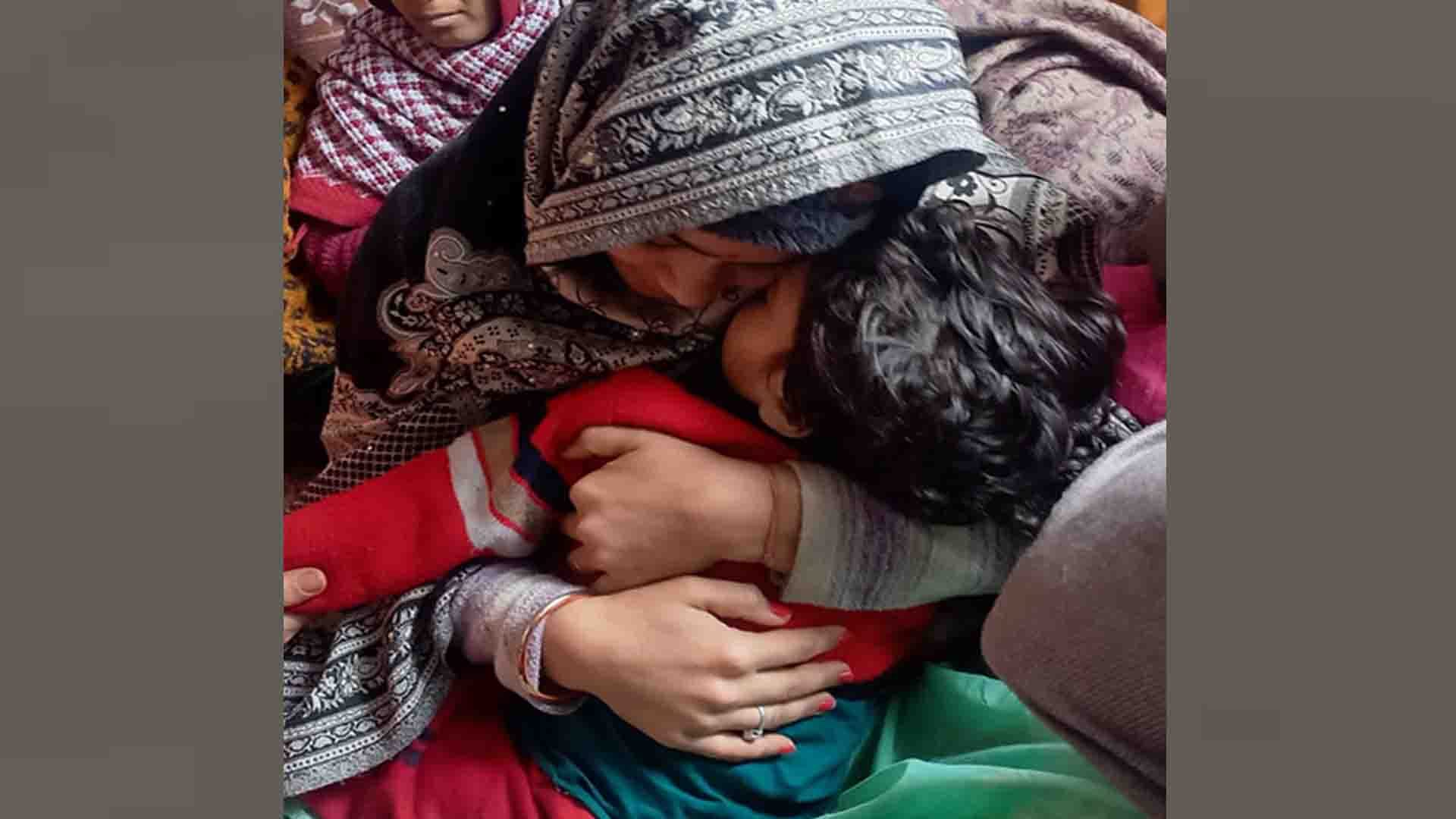 Harshits death case in Etawah,  mother sitting hugging dead body