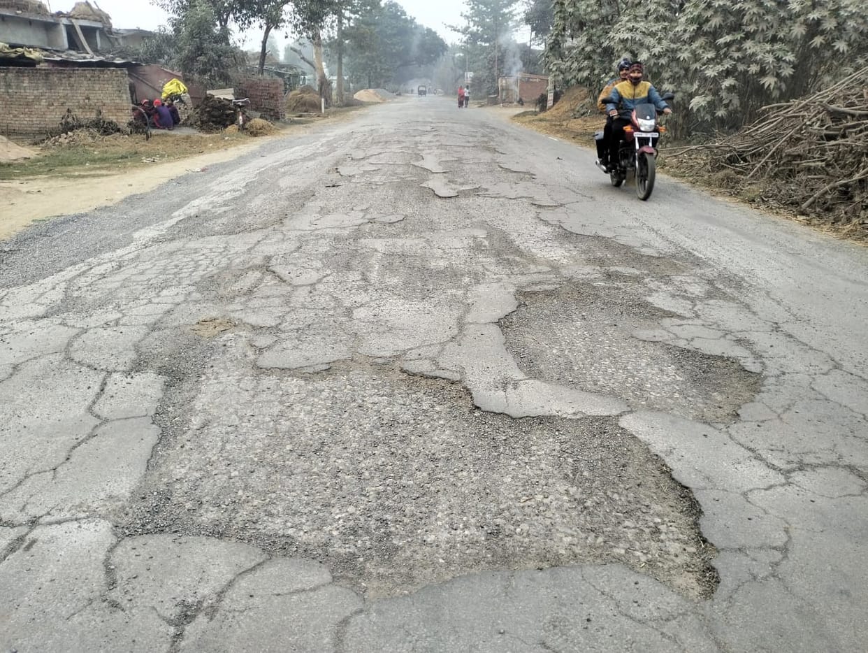 Lar-Nawalpur road damaged, passengers traveling risking their lives