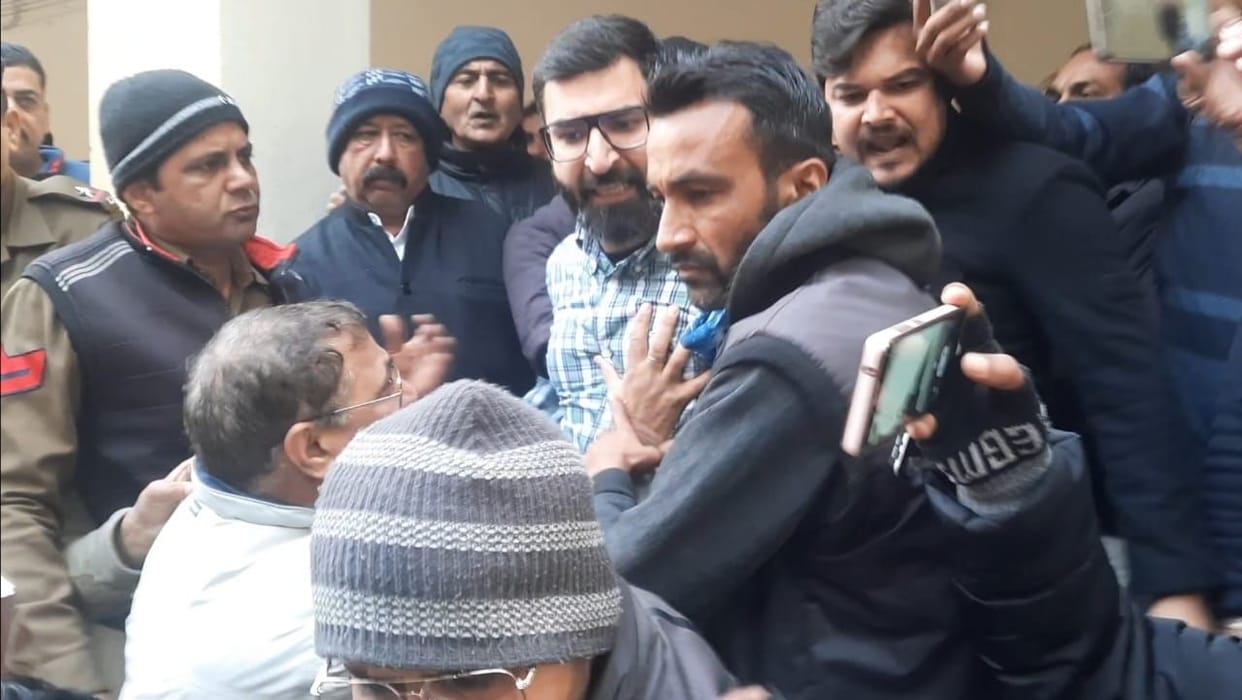 Uproar in City Council Sirsa: Serviceman accused of taking bribe, Gokul Setia and sweeper clashed, EO accused of hijacking office