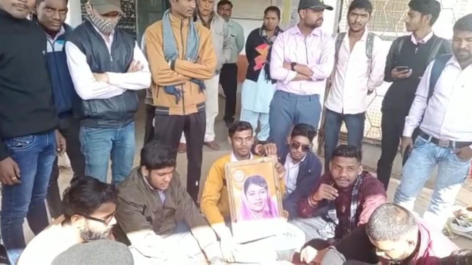 EVM kept in college toilet in Sidhi, NSUI performed Havan for MP