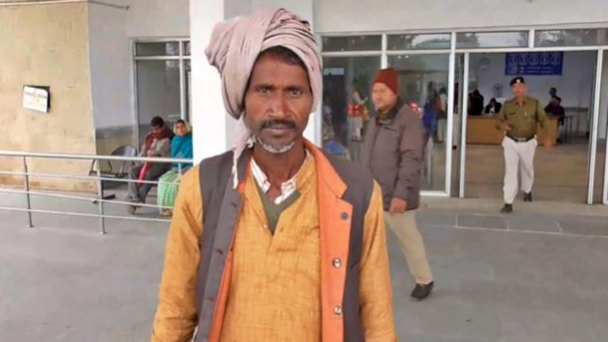 MP News Old Man Died On Paper Asks Singrauli DM whether he is alive or dead