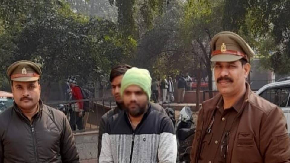 agra police arrested fake ips he lived with girlfriend in ghaziabad