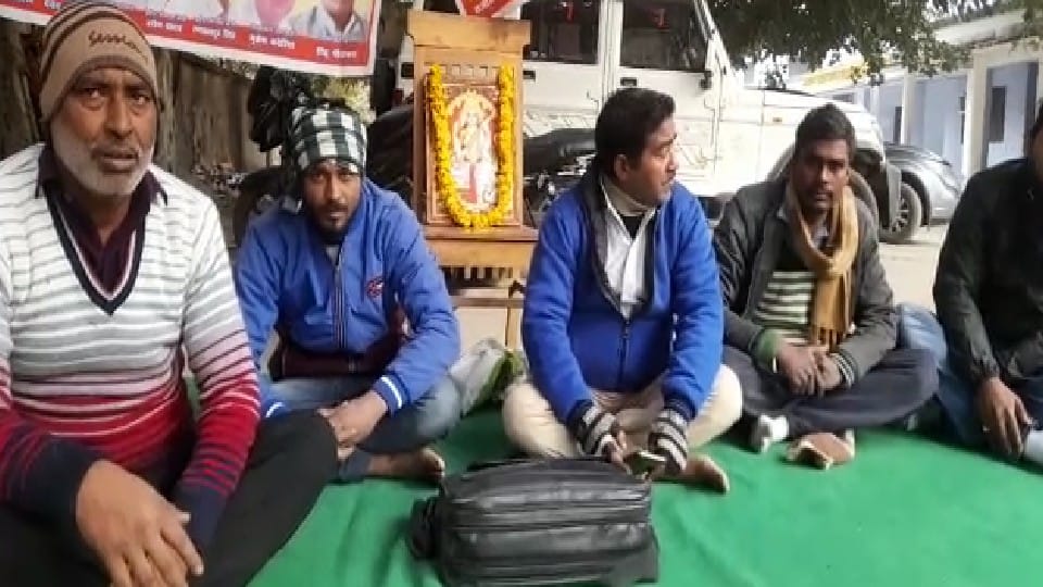 Contract workers are adamant on work boycott in Bareilly