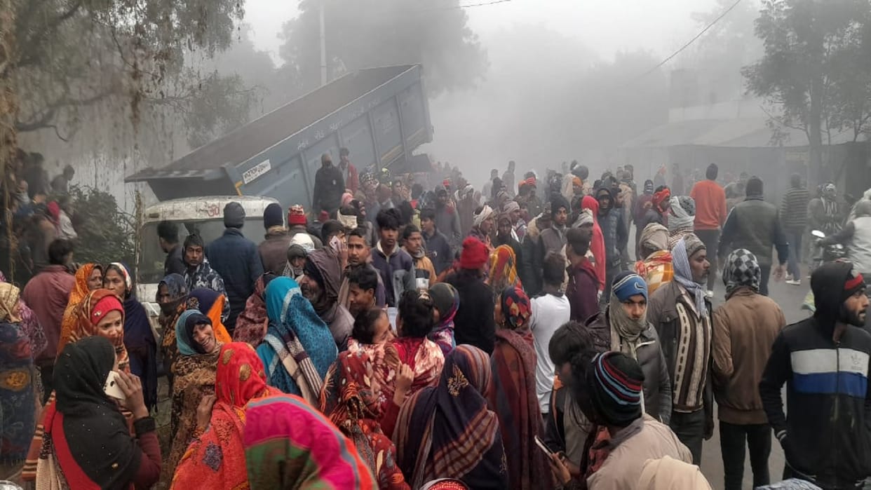 Road Accident in Rae Bareli, dumper fell into canal while trampling gumti Many people died