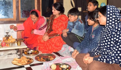सकट पूजा करती महिलाएं। -संवाद