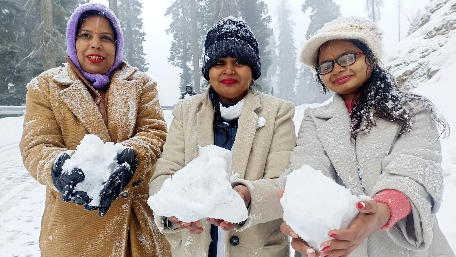 Snowfall in Jammu jammu: rain in the plains Patnitop and Nattatop and other hilly area covered with snow