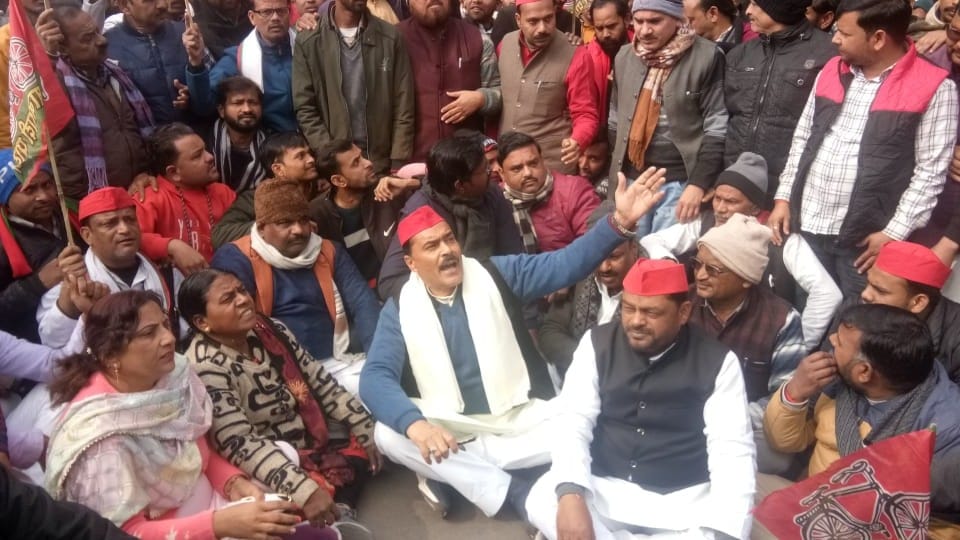SP workers protest against the remarks on SP MP Dimple Yadav in Shahjahanpur