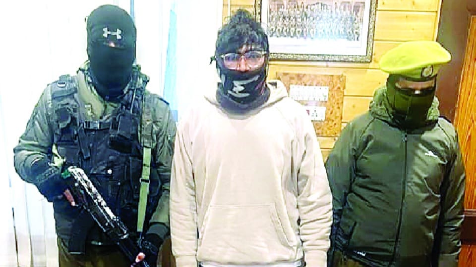 Jammu Kashmir: Terrorist helper arrested with heroin and one million in Srinagar