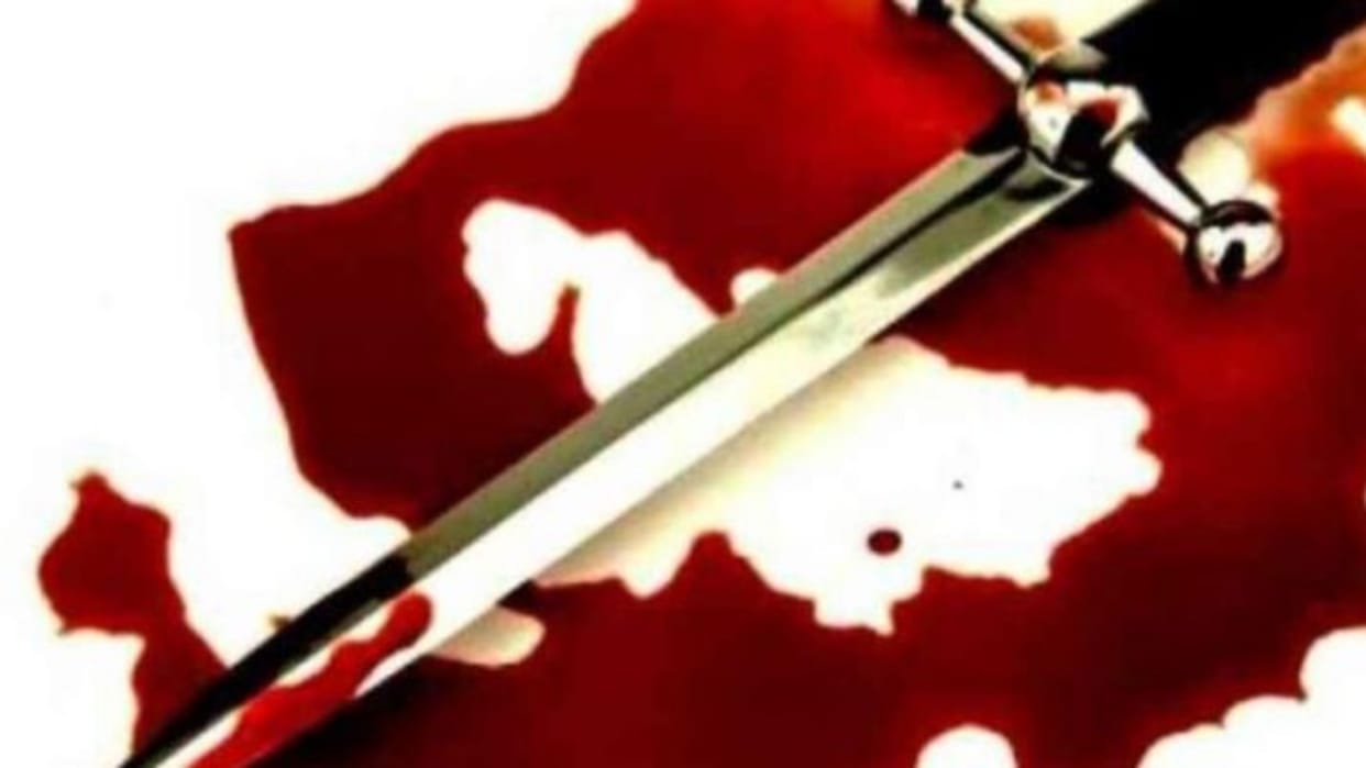 youths cut man's hand with sword