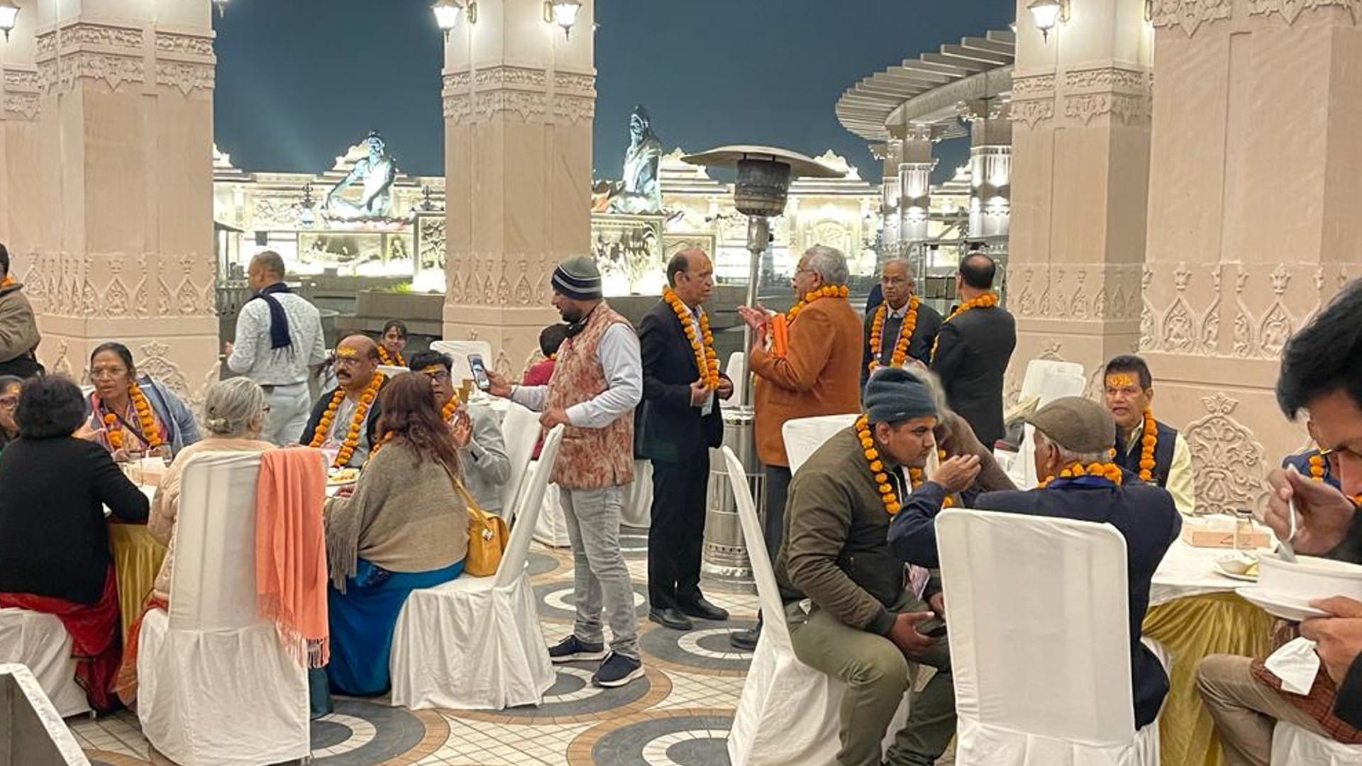 Pravasi Indians came to see Baba Mahakal said - such an honor we would like to come to Ujjain again and again