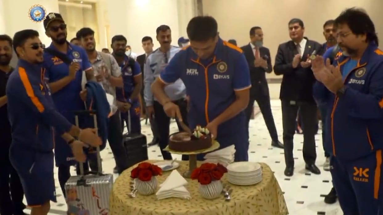 IND vs SL Video Team India reached Kolkata for second ODI Rahul Dravid cut birthday cake after reaching hotel
