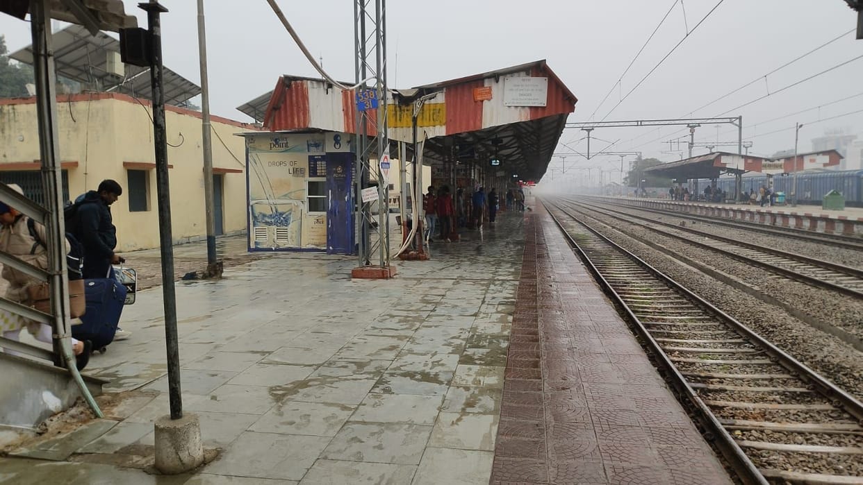 Fog stopped the speed of vehicles and trains