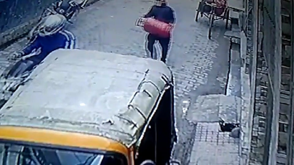 Thief ran away with LPG cylinder from delivery man rickshaw in Bareilly