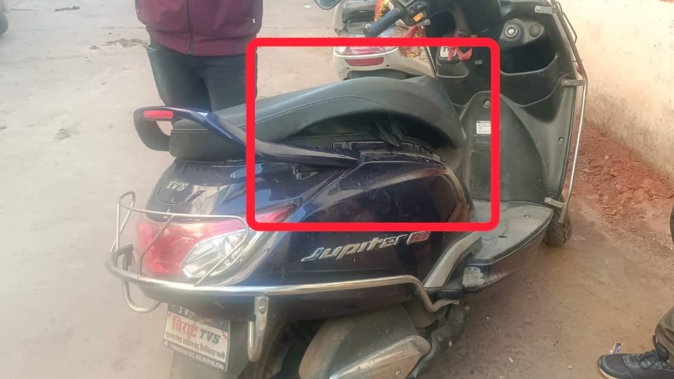 Umaria News: Scootys dickkey broke in broad daylight and took away five lakh rupees