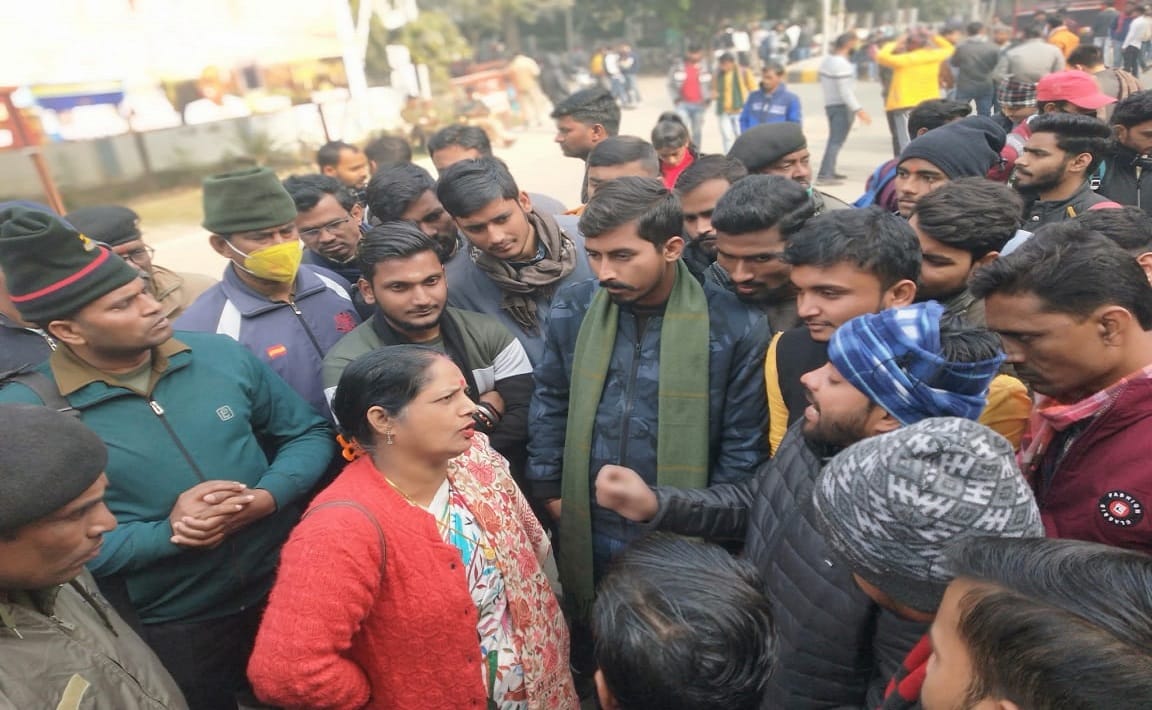 Violent demonstration of students for student union elections in Kashi Vidyapith varanasi
