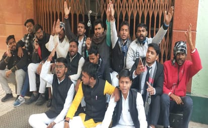 Violent demonstration of students for student union elections in Kashi Vidyapith varanasi