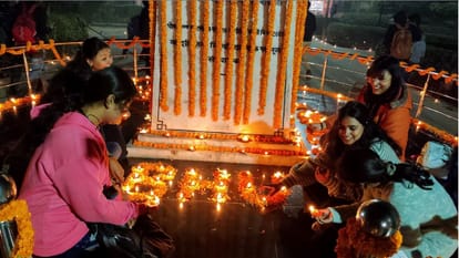 Deepotsav in BHU on eve of Swami Vivekananda Jayanti students lit 2100 lamps