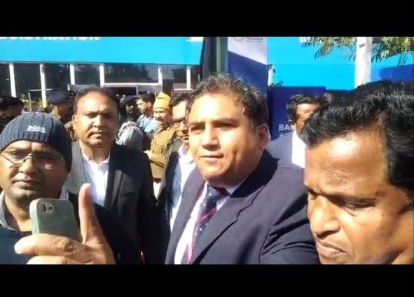 Uproar at the entry gate at the Global Investors Summit