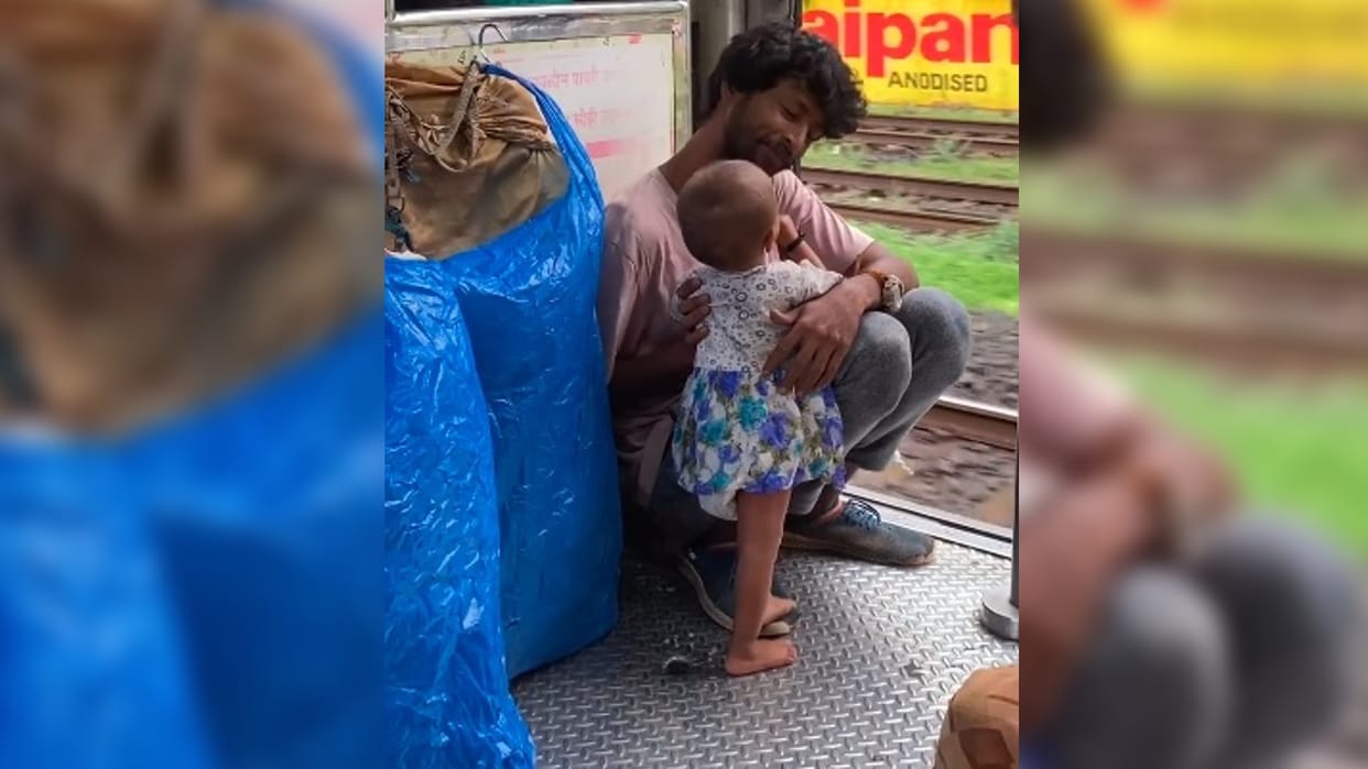Viral Video Little Girl Feeds Father Fruits In Mumbai Local Train video wins internet user heart