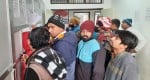 नागरिक संसाधन विभाग के हेल्प डेस्क पर पीपीपी की त्रुटियां ठीक करवाने पहुंच लाभार्थी। संवाद