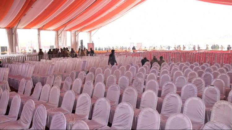 Gorakhpur News: गोरखपुर महोत्सव में खाली कुर्सियां देख मंत्री ने पर्यटन अधिकारी को लगाई फटकार, जताई नाराजगी गोरखपुर महोत्सव।