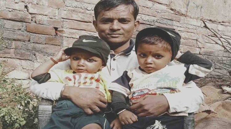 सर्दी हो रही जानलेवा: जालौन में ठंड लगने से ढाई वर्षीय जुड़वा भाइयों की मौत, परिजनों का हाल देख नम हुई हर आंख पिता की गोद में बैठे लव और कुश (फाइल फोटो)