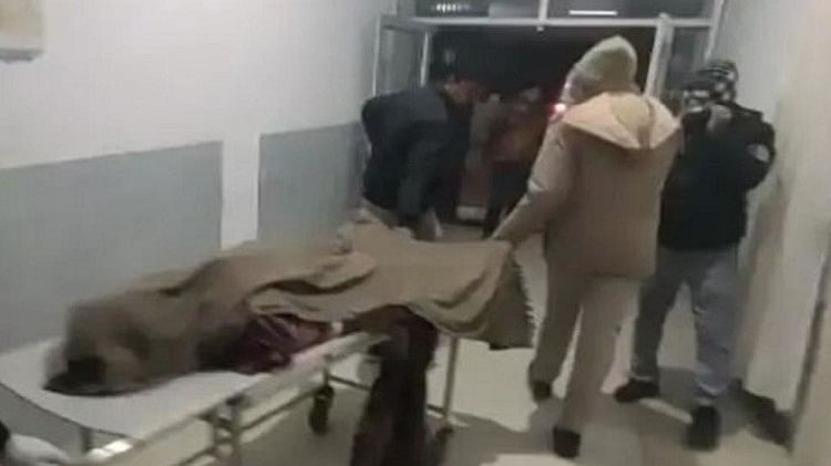 Mau: प्रेमी ने धारदार हथियार से हमला कर शादीशुदा प्रेमिका को मार डाला, थाने से शिकायत कर घर लौटते वक्त हमला अस्पताल में महिला को मृत घोषित किया गया