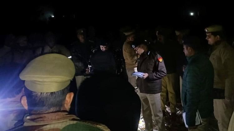Bareilly News: कई घंटे चलीं गोलियां... तीन हत्याएं, पढ़ें- कटरी में हुए 'खूनी खेल' के पीछे की कहानी घटनास्थल का निरीक्षण करते पुलिस अधिकारी