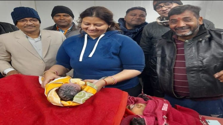 Prayagraj : माघ मेले में गूंजी किलकारी, त्रिवेणी हास्पिटल में महिला ने बच्ची को दिया जन्म Prayagraj News : माघ मेले में बने त्रिवेणी अस्पताल में महिला ने बच्ची को दिया जन्म।