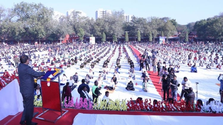 सूर्य नमस्कार का दृश्य